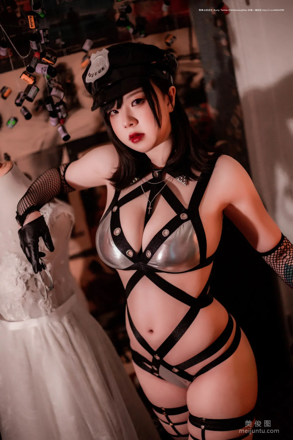 [COS] Pipi Naike Keai Lela Silver Policewoman Photo Set photo 12