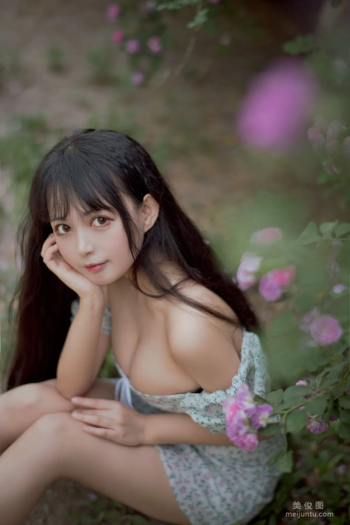 [COS福利] 大眼萌妹黑貓貓OvO 《薔薇2》 寫真集 21
