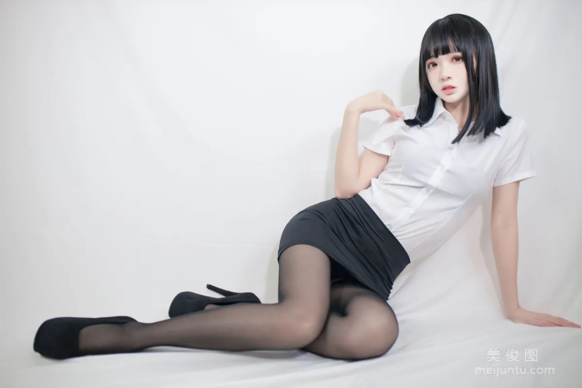 [COS福利] 瘋貓ss 《OL制服》 寫真集 3