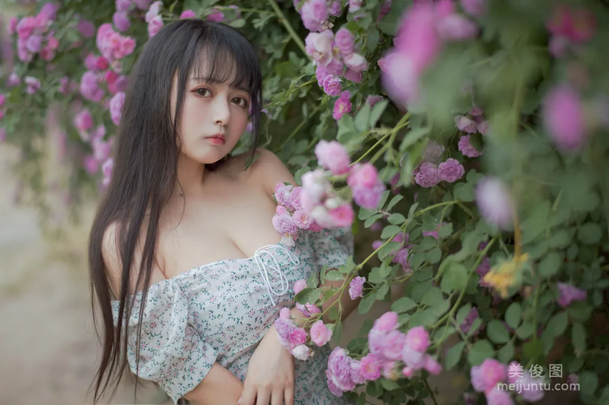 [COS福利] 大眼萌妹黑貓貓OvO 《薔薇2》 寫真集 10