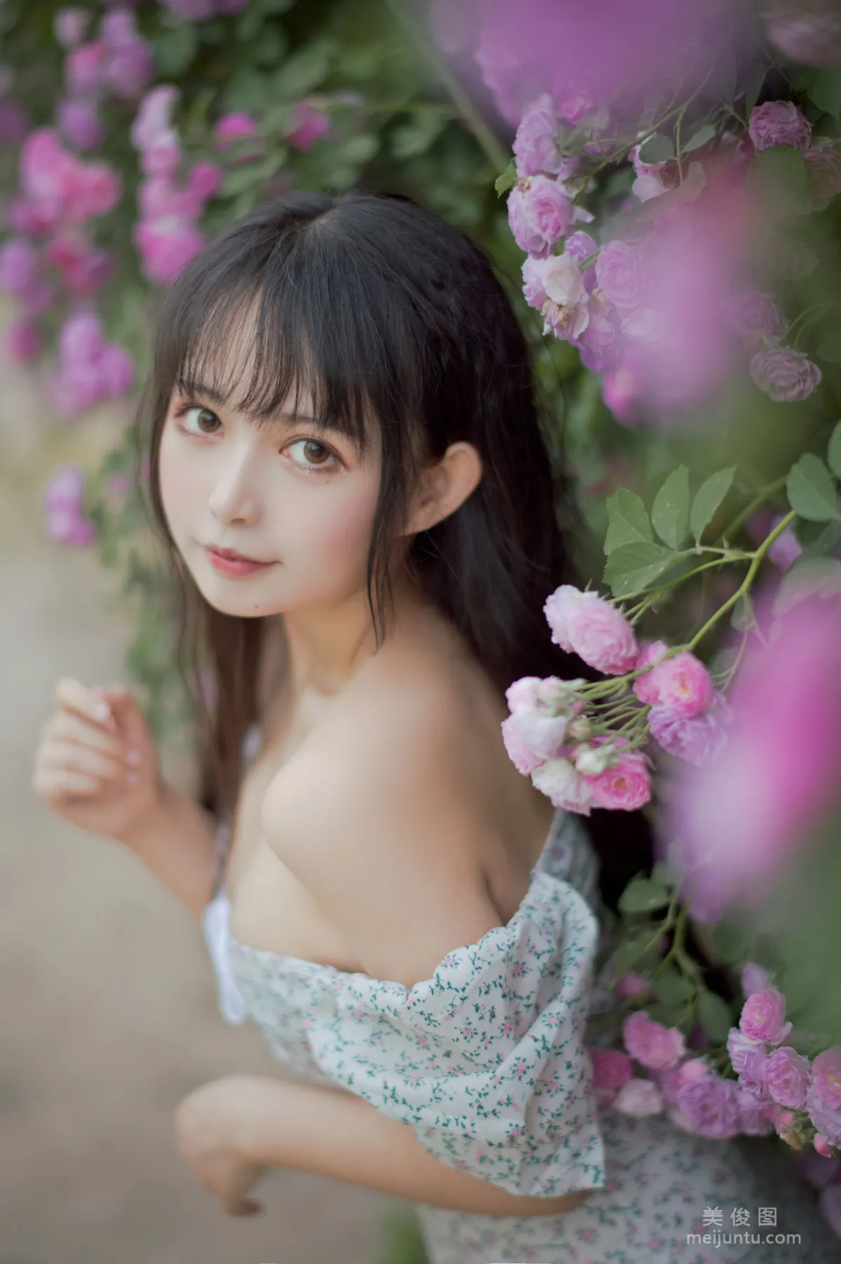 [COS福利] 大眼萌妹黑貓貓OvO 《薔薇2》 寫真集 13
