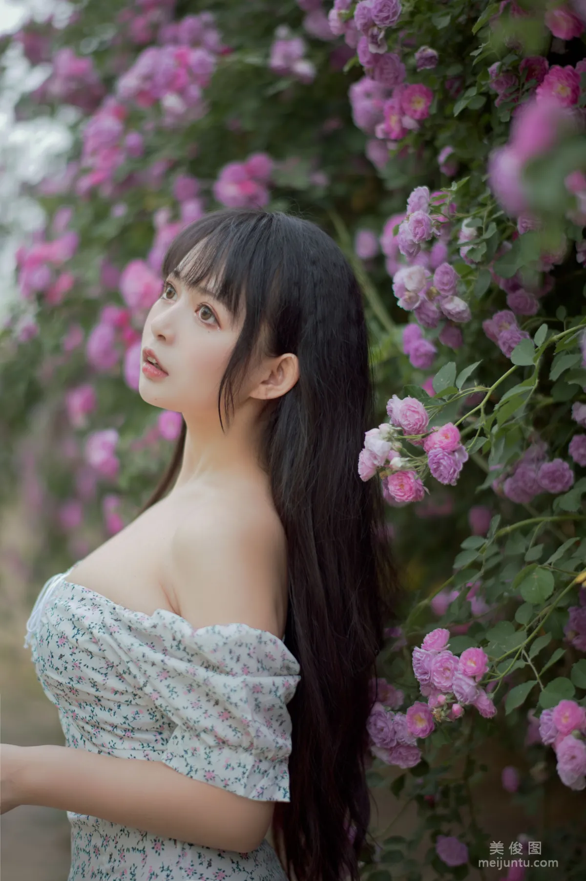 [COS福利] 大眼萌妹黑貓貓OvO 《薔薇2》 寫真集 17
