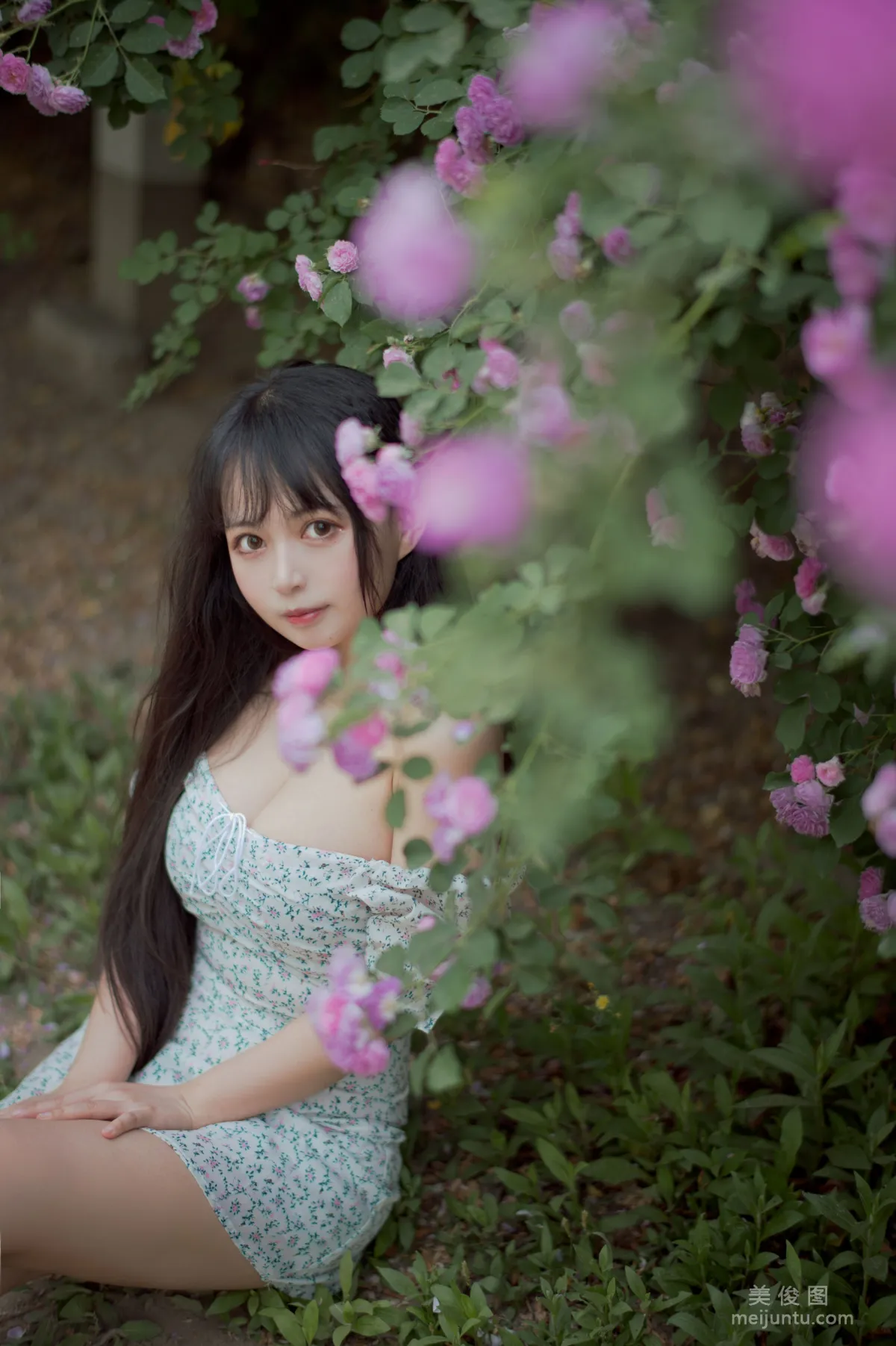 [COS福利] 大眼萌妹黑貓貓OvO 《薔薇2》 寫真集 20