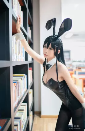 動漫博主愛老師_PhD 《兔女郎學姐》 寫真集