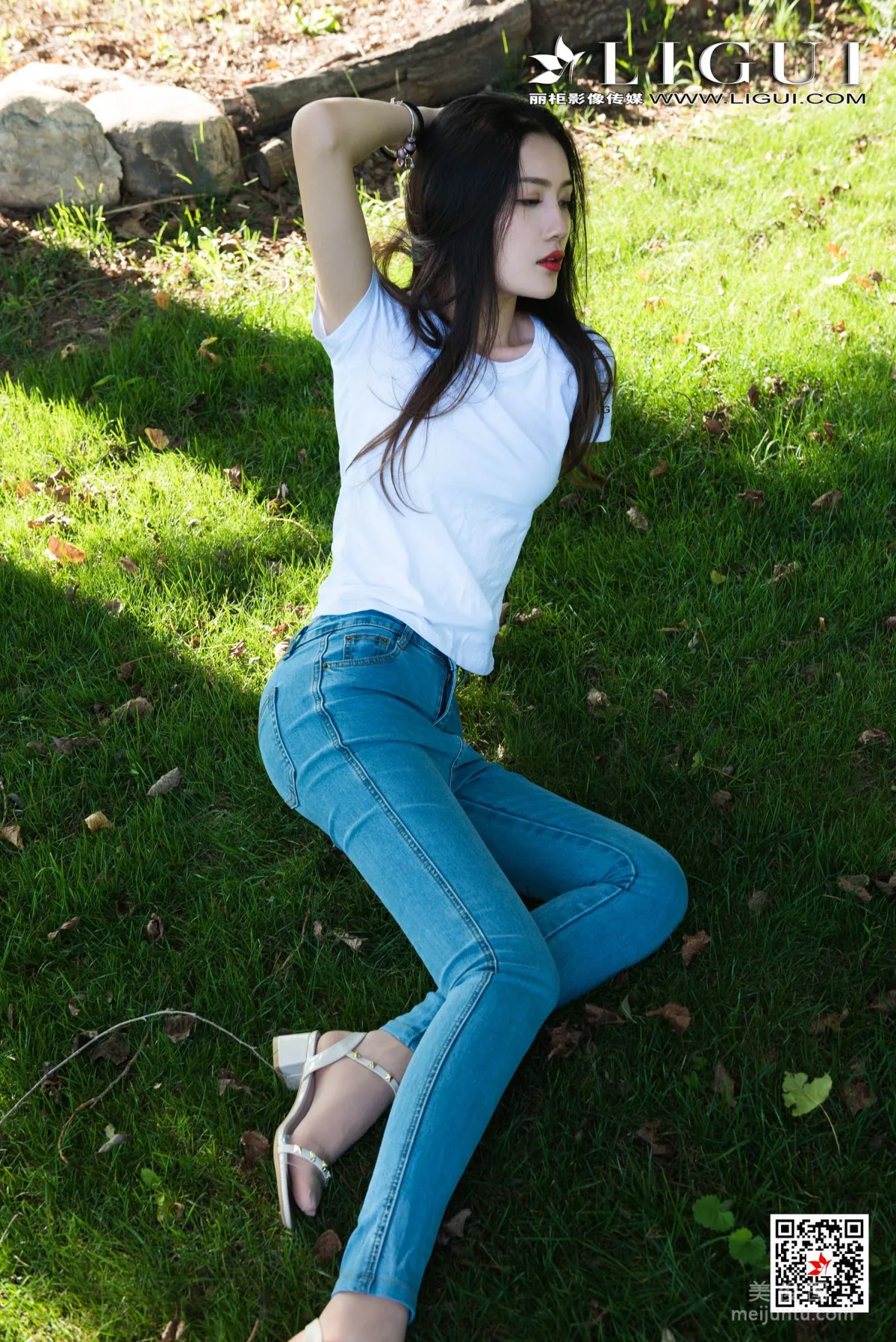 [丽柜Ligui] Model 甜甜 - 户外牛仔紧身裤+肉丝美腿2