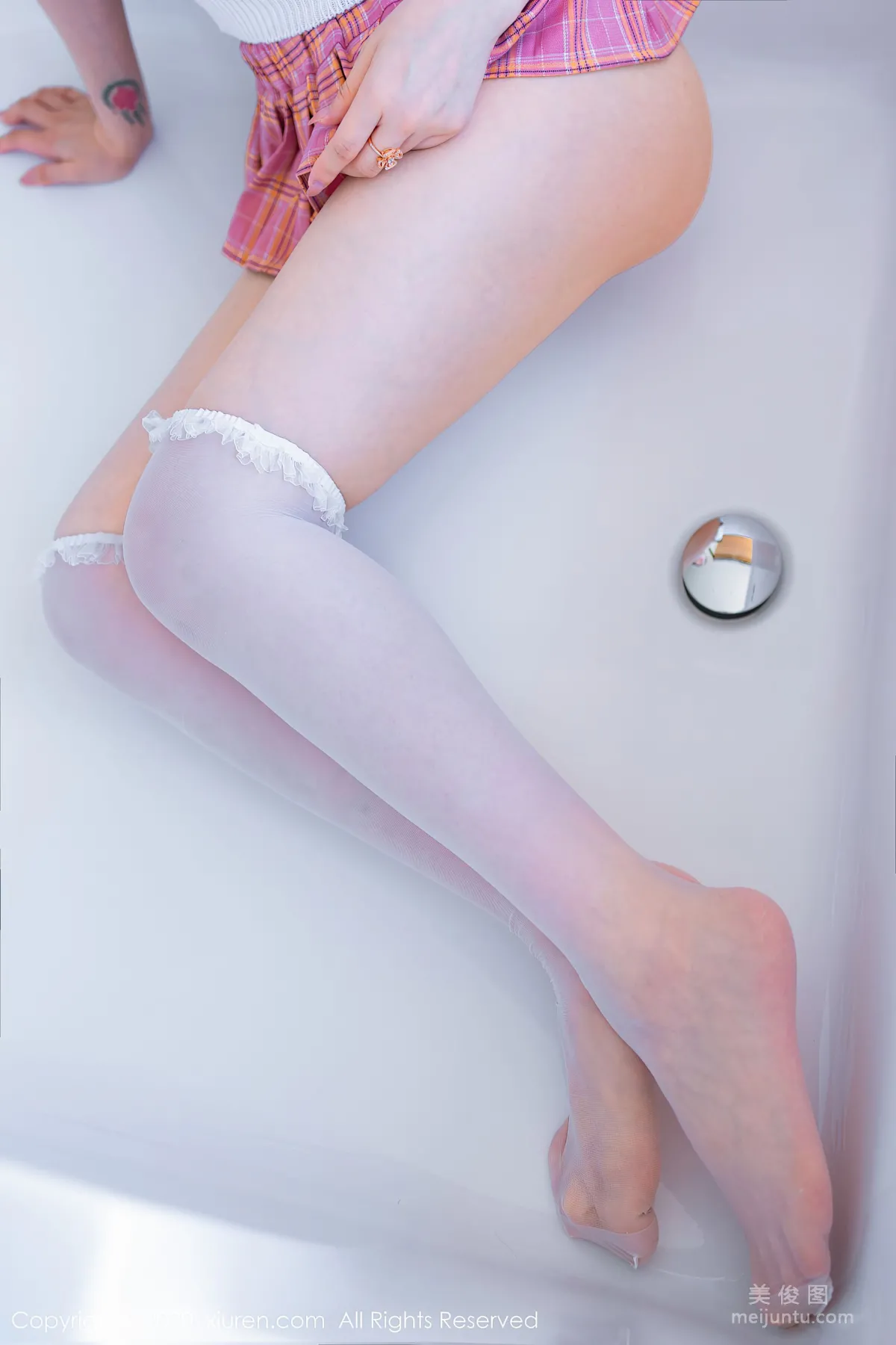 [XiuRen] No.2421 Yutu miki - Professional OL and Bathroom Milk Bath Series photo 3
