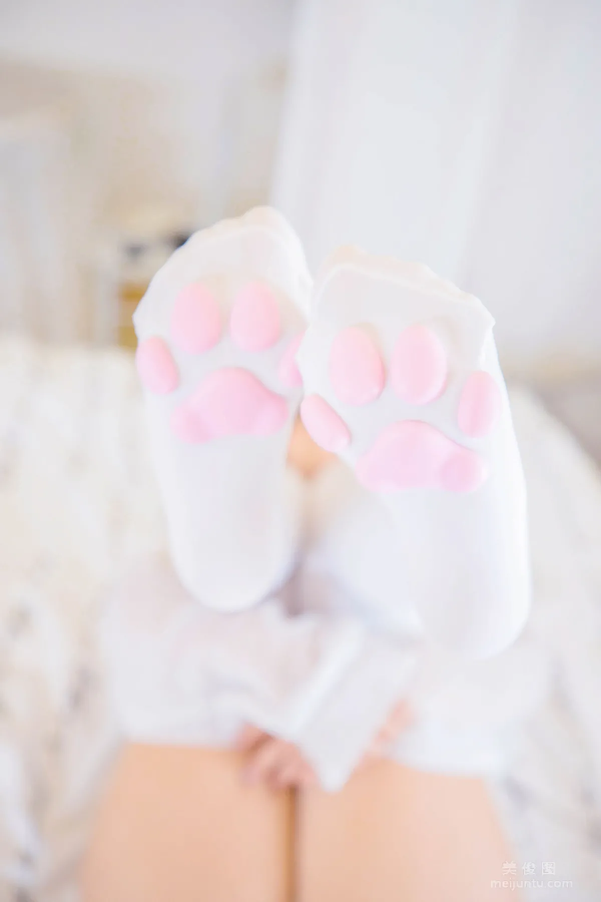 [Cosplay] Shenle Banzhen Dong "Okaeri" White Silk Cat Paws Photo Set photo 69