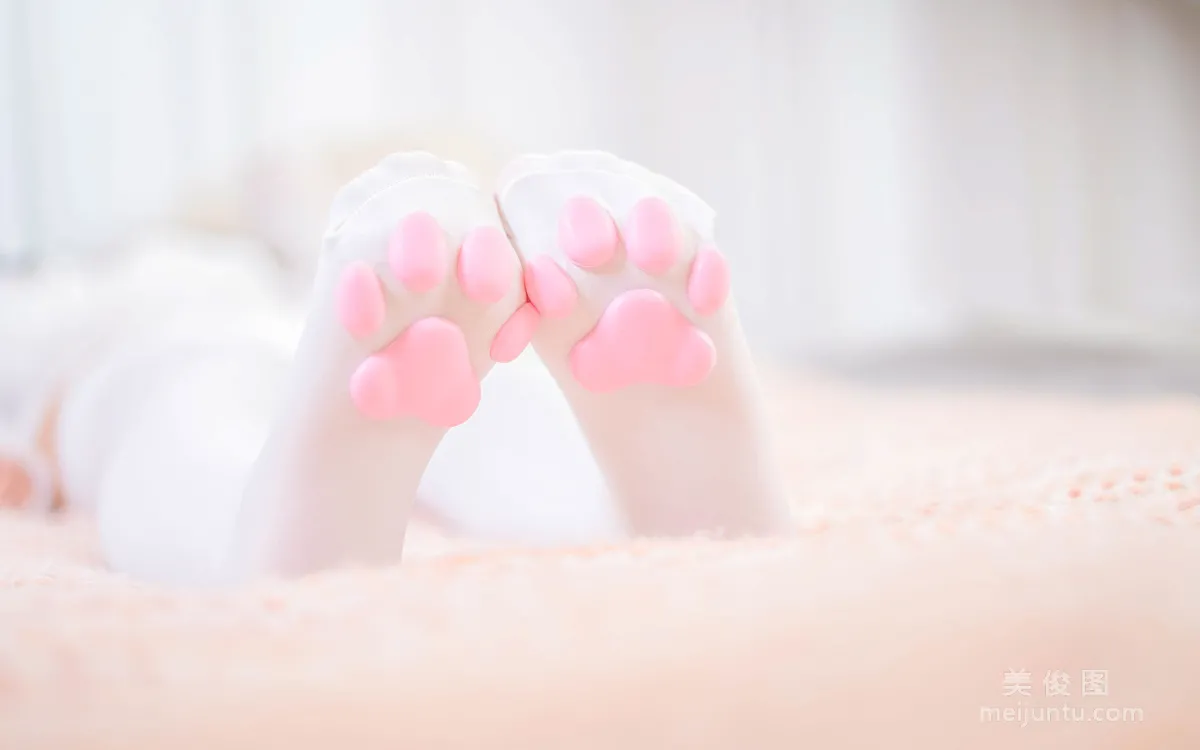 [Cosplay] Shenle Banzhen Dong "Okaeri" White Silk Cat Paws Photo Set photo 1