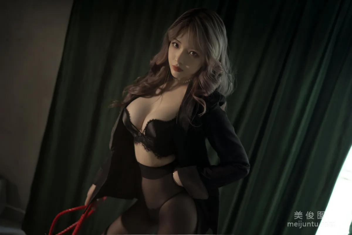[Cosplay] Anime Blogger Wenmei - Black Stockings Suit photo 9