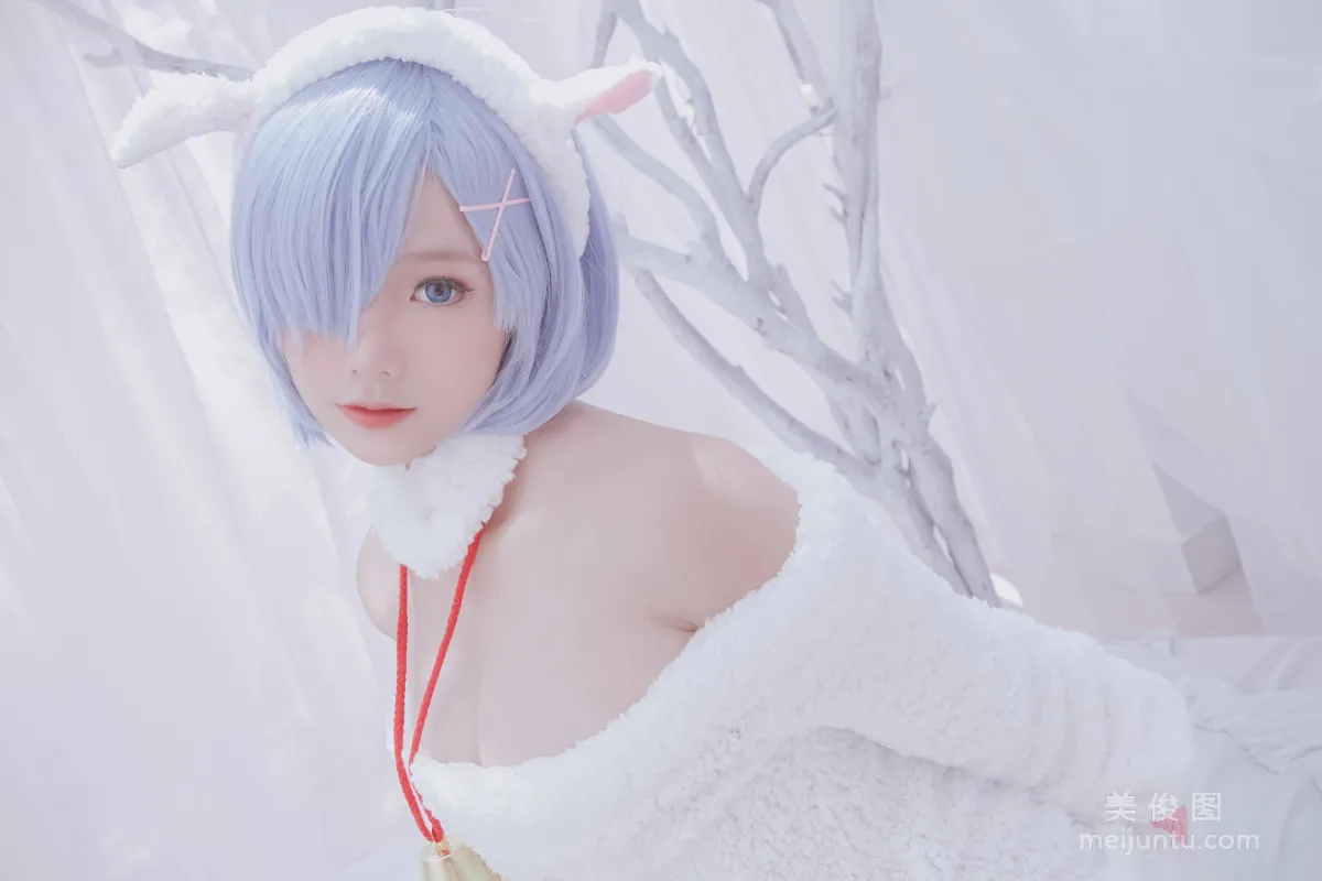 Messie Huang, Rem the sheep, Photo Set photo 2