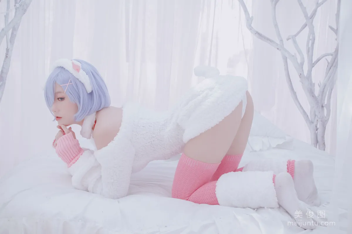 Messie Huang, Rem the sheep, Photo Set photo 4