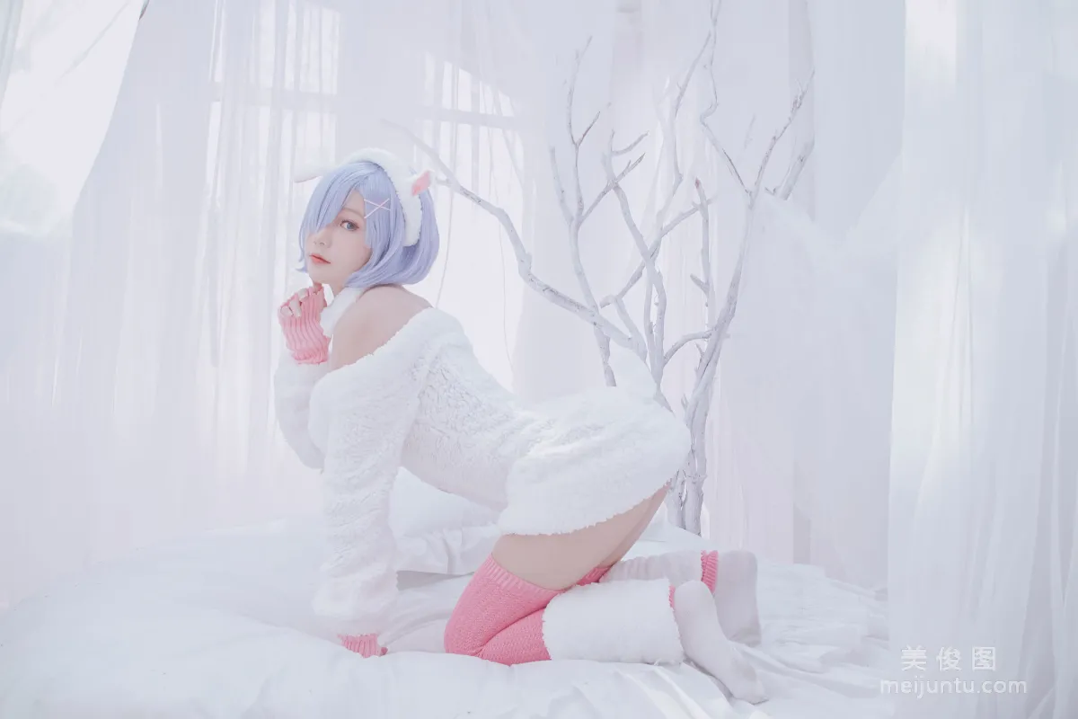 Messie Huang, Rem the sheep, Photo Set photo 3