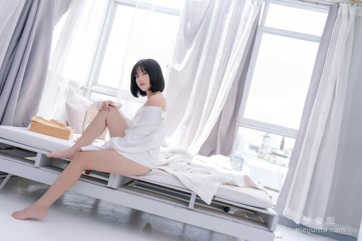 Messie Huang 《Boyfriend's shirt 》 寫真集 19