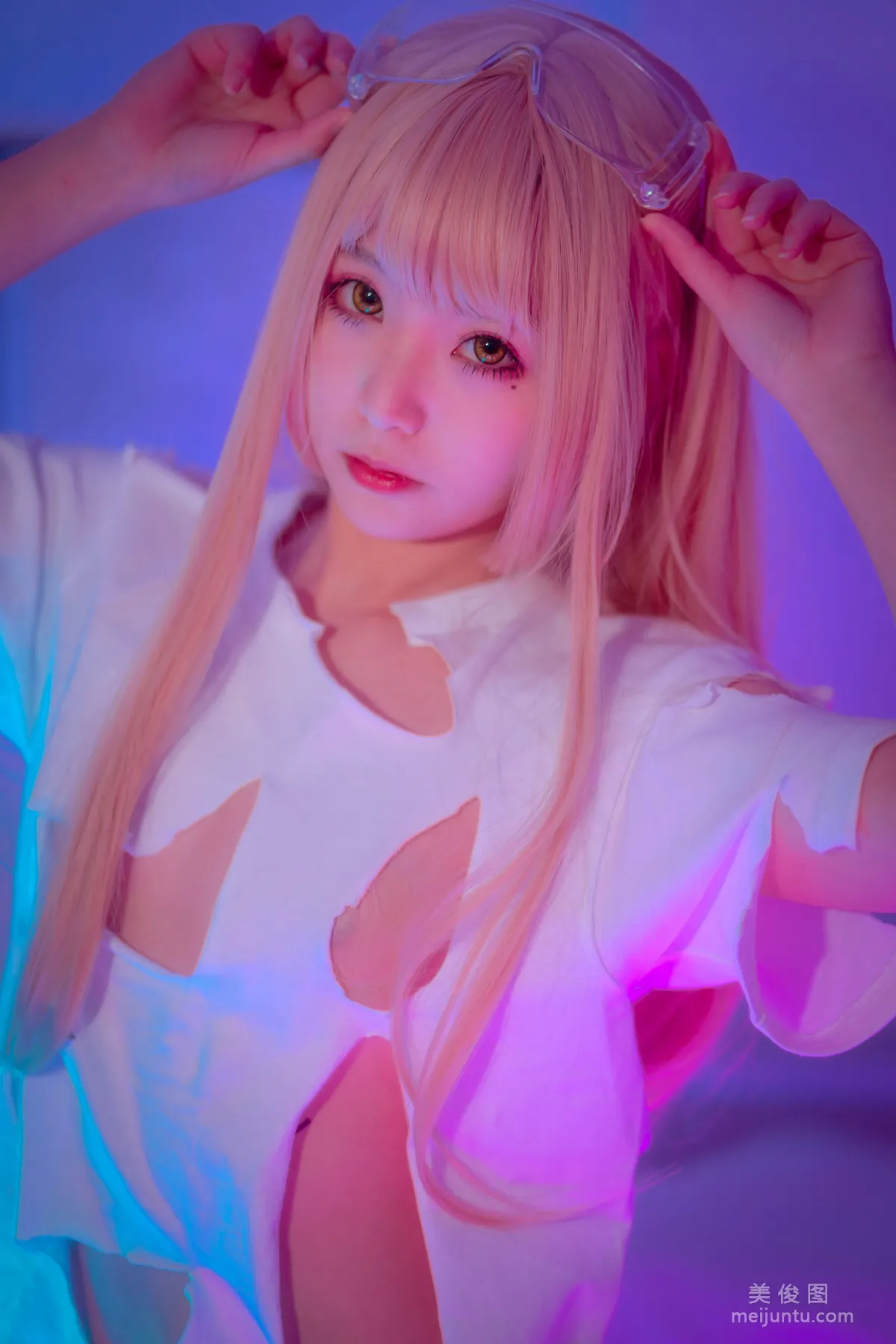 [网红COSER] 萌妹是青水 - 破T恤 写真集17