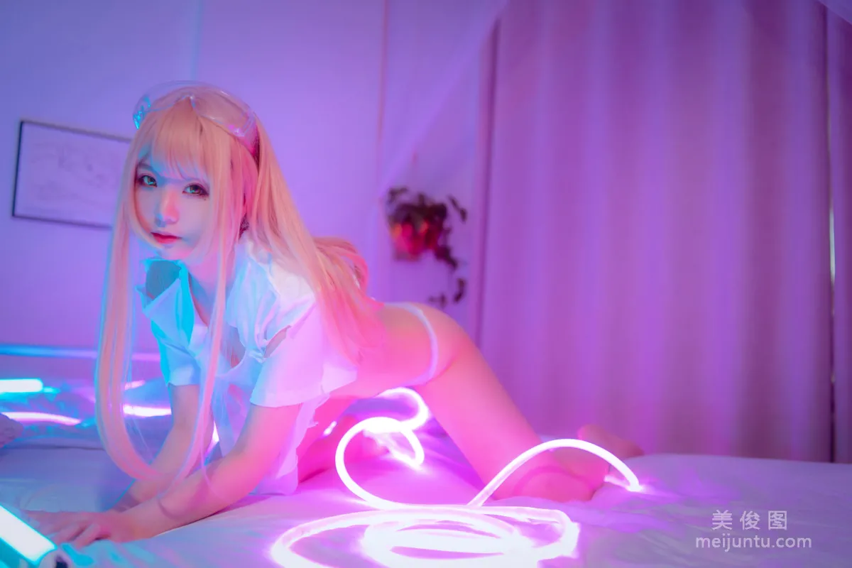[网红COSER] 萌妹是青水 - 破T恤 写真集25