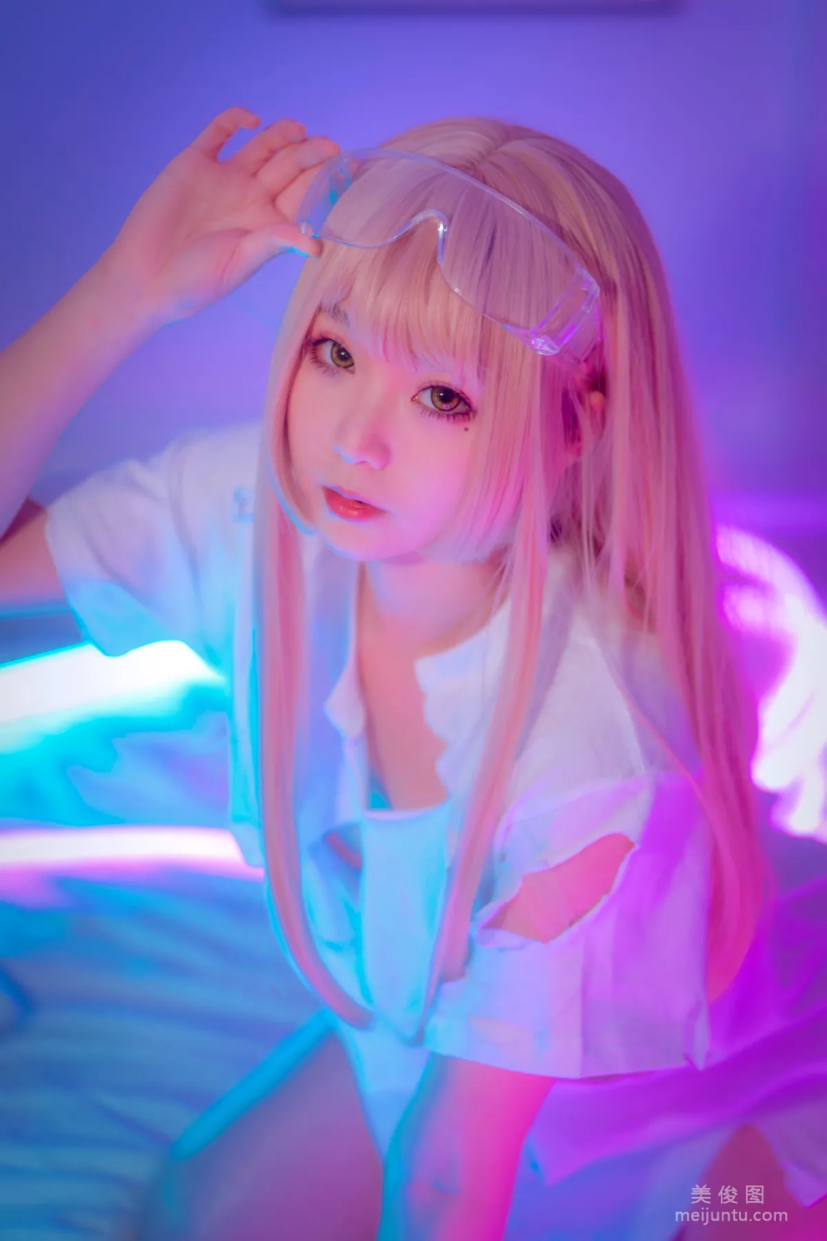 [网红COSER] 萌妹是青水 - 破T恤 写真集16