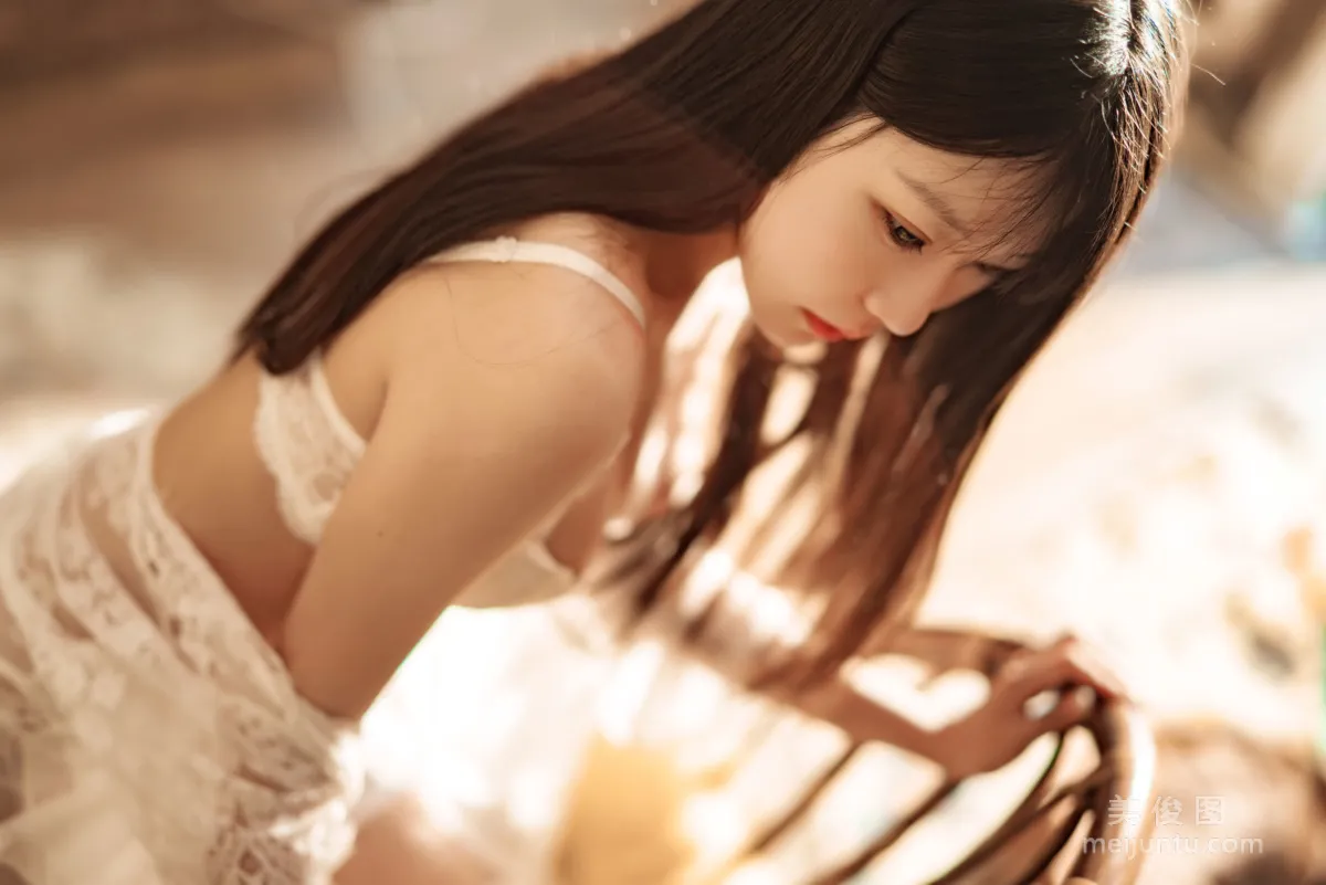 [Web Celebrity COSER] Xiangcao Miaolu Lu, Indoor White Lace Photo Set photo 19