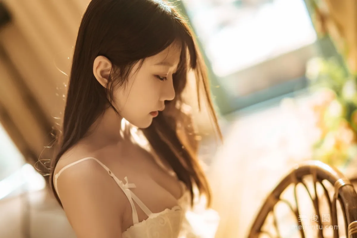 [Web Celebrity COSER] Xiangcao Miaolu Lu, Indoor White Lace Photo Set photo 14