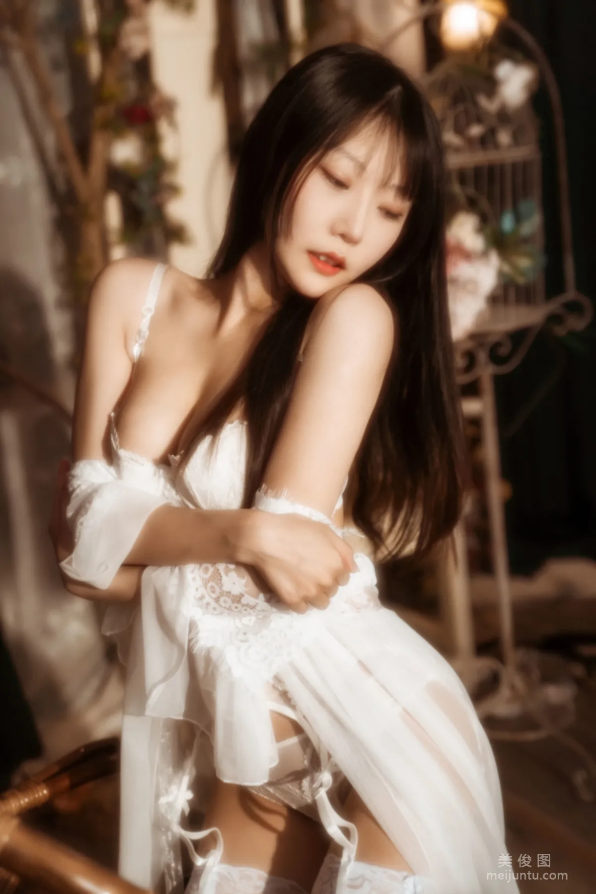 [Web Celebrity COSER] Xiangcao Miaolu Lu, Indoor White Lace Photo Set photo 55