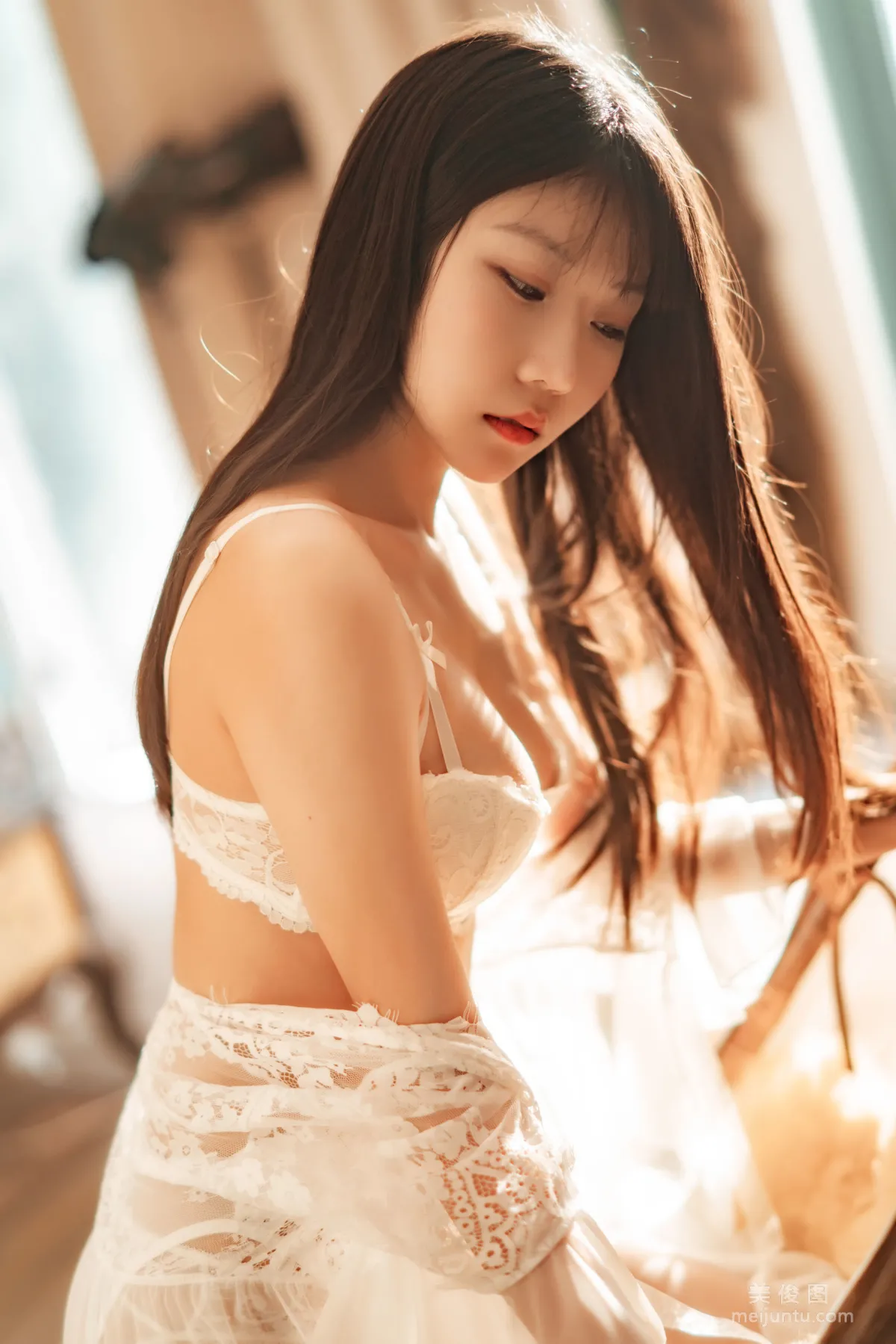 [Web Celebrity COSER] Xiangcao Miaolu Lu, Indoor White Lace Photo Set photo 9