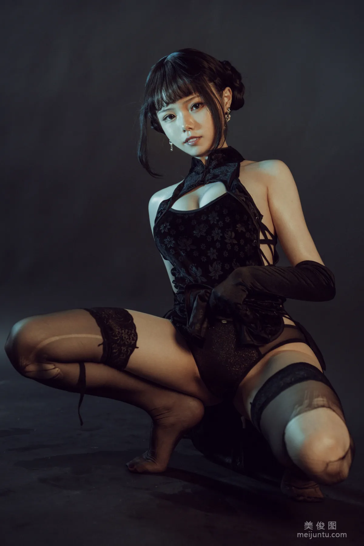 [Web Idols COSER] Qiyue Miaozi - Black Qipao Photo Set photo 4