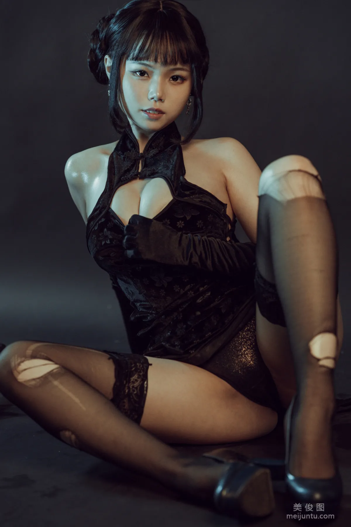 [Web Idols COSER] Qiyue Miaozi - Black Qipao Photo Set photo 25