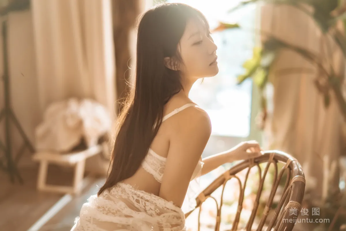 [Web Celebrity COSER] Xiangcao Miaolu Lu, Indoor White Lace Photo Set photo 8