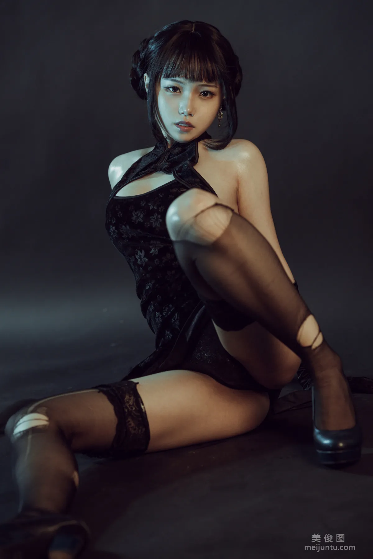 [Web Idols COSER] Qiyue Miaozi - Black Qipao Photo Set photo 12