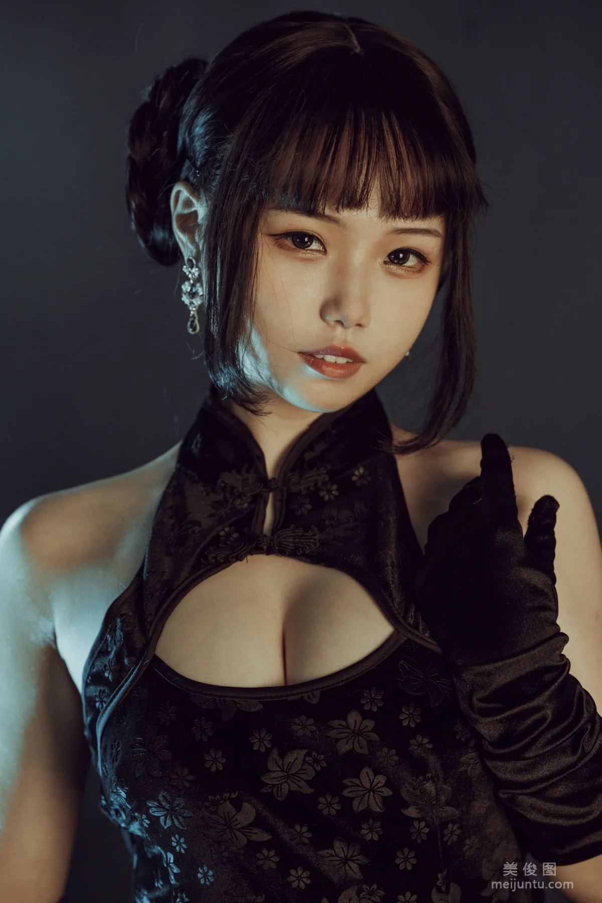 [Web Idols COSER] Qiyue Miaozi - Black Qipao Photo Set photo 21