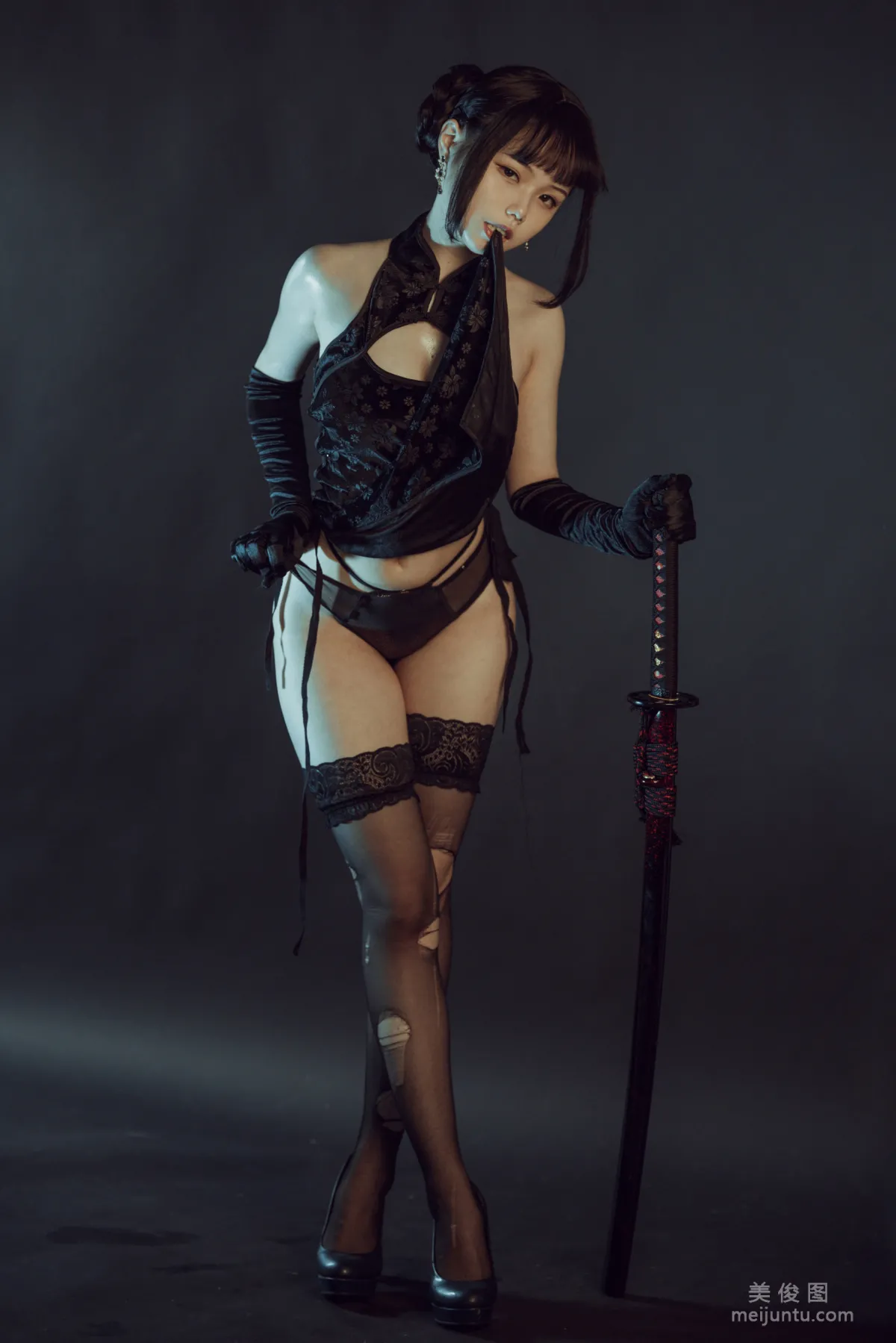 [Web Idols COSER] Qiyue Miaozi - Black Qipao Photo Set photo 11