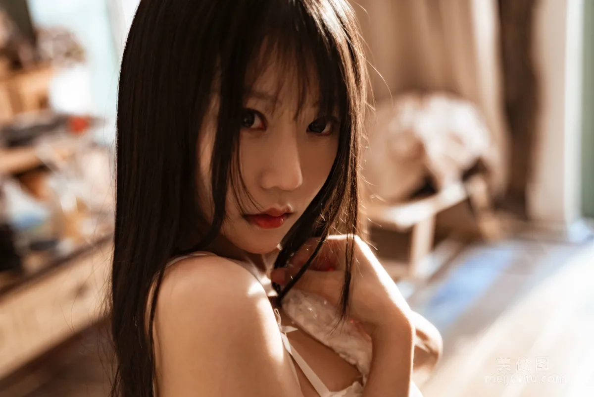 [Web Celebrity COSER] Xiangcao Miaolu Lu, Indoor White Lace Photo Set photo 62