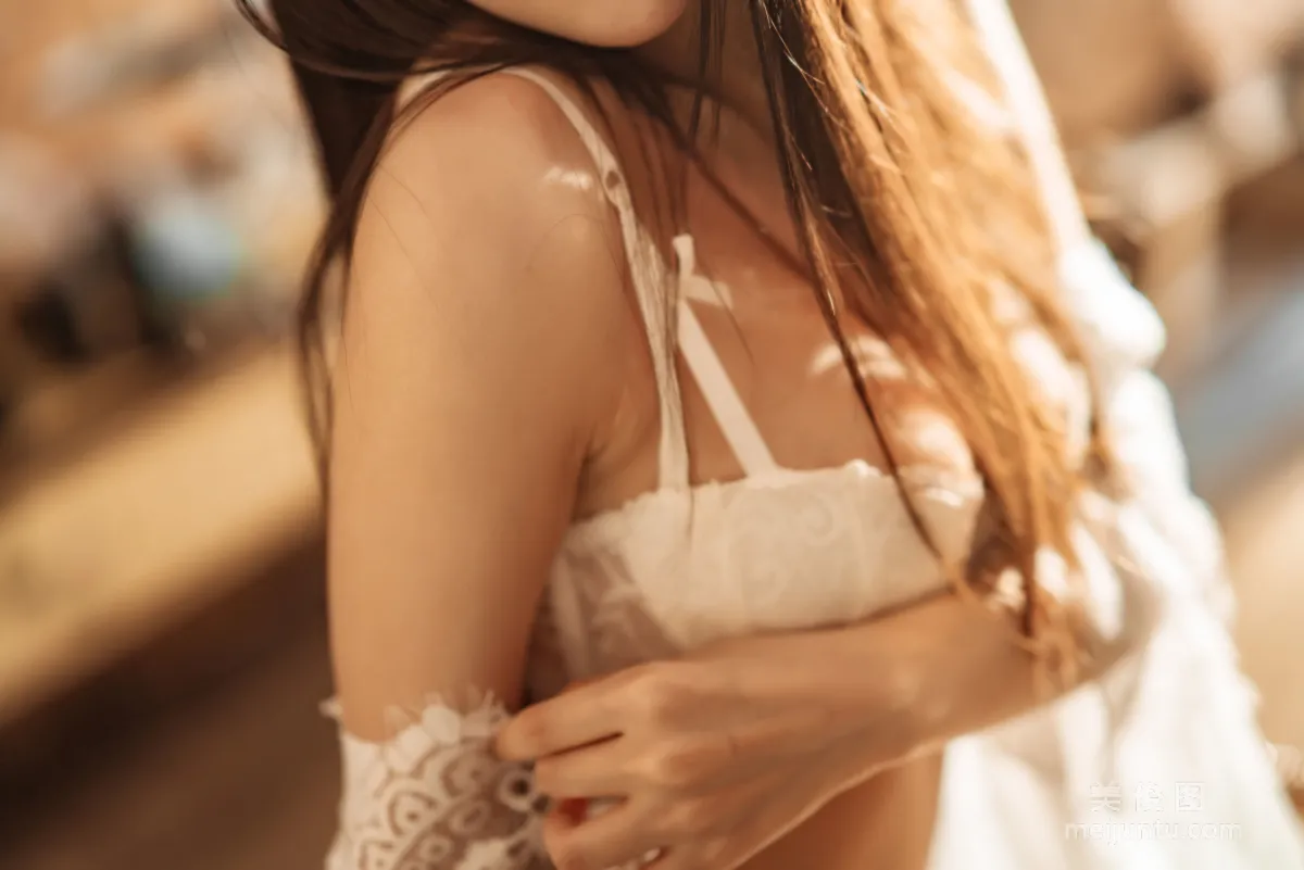 [Web Celebrity COSER] Xiangcao Miaolu Lu, Indoor White Lace Photo Set photo 32