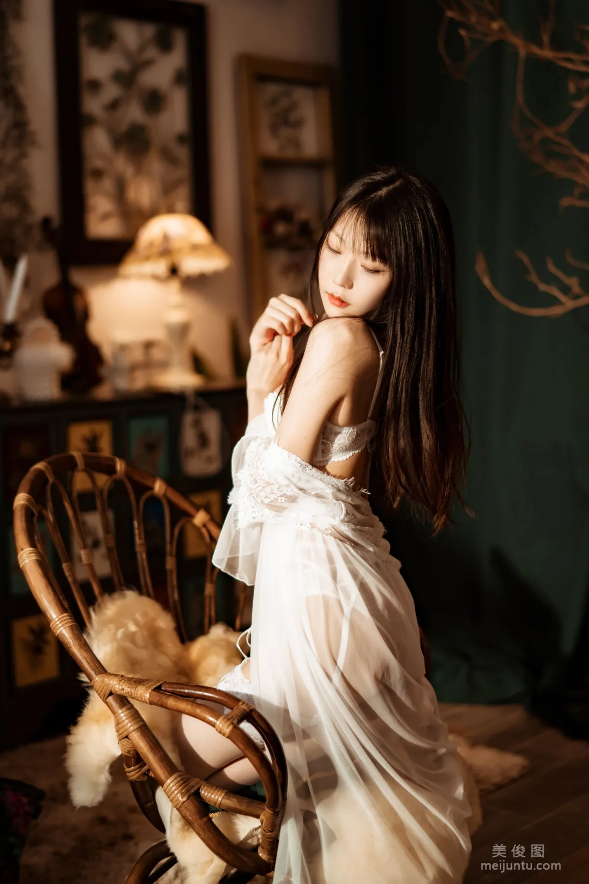 [Web Celebrity COSER] Xiangcao Miaolu Lu, Indoor White Lace Photo Set photo 16