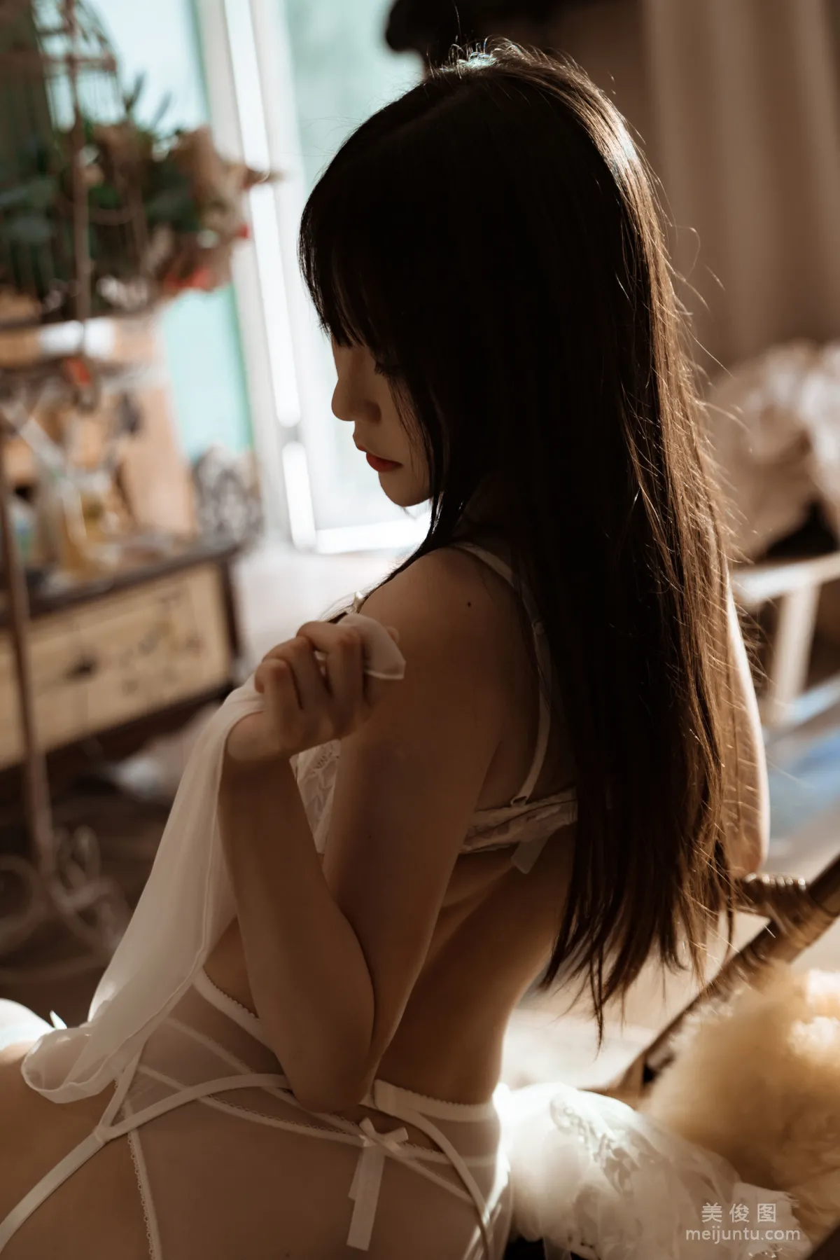 [Web Celebrity COSER] Xiangcao Miaolu Lu, Indoor White Lace Photo Set photo 41
