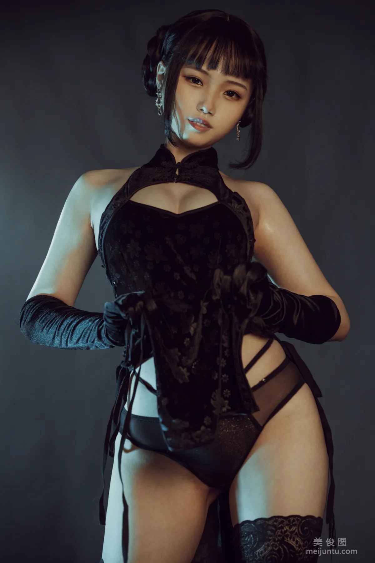 [Web Idols COSER] Qiyue Miaozi - Black Qipao Photo Set photo 24