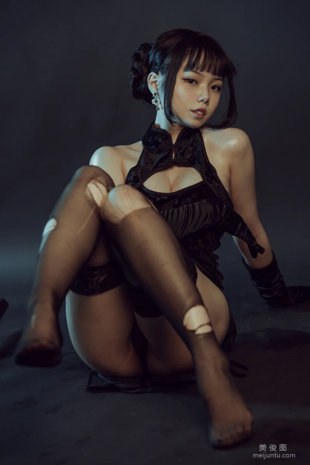 [Web Idols COSER] Qiyue Miaozi - Black Qipao Photo Set photo 27