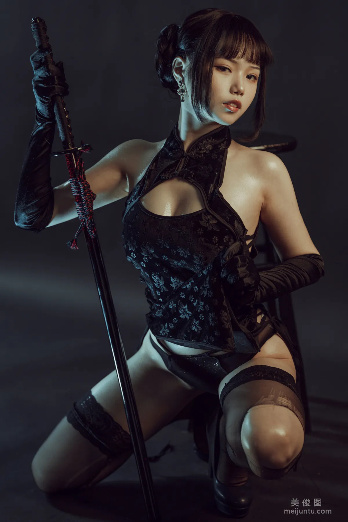 [Web Idols COSER] Qiyue Miaozi - Black Qipao Photo Set photo 5