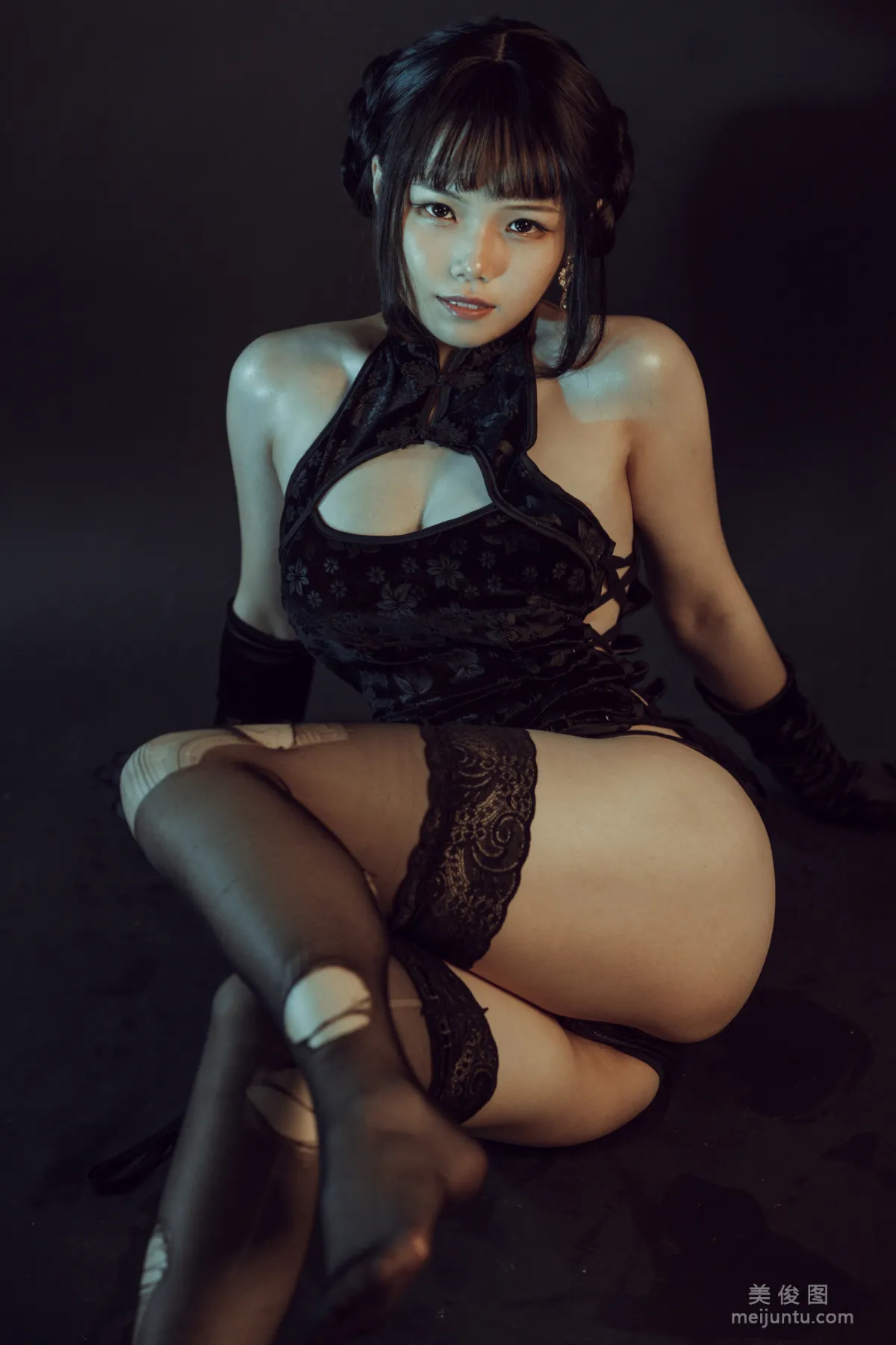 [Web Idols COSER] Qiyue Miaozi - Black Qipao Photo Set photo 18