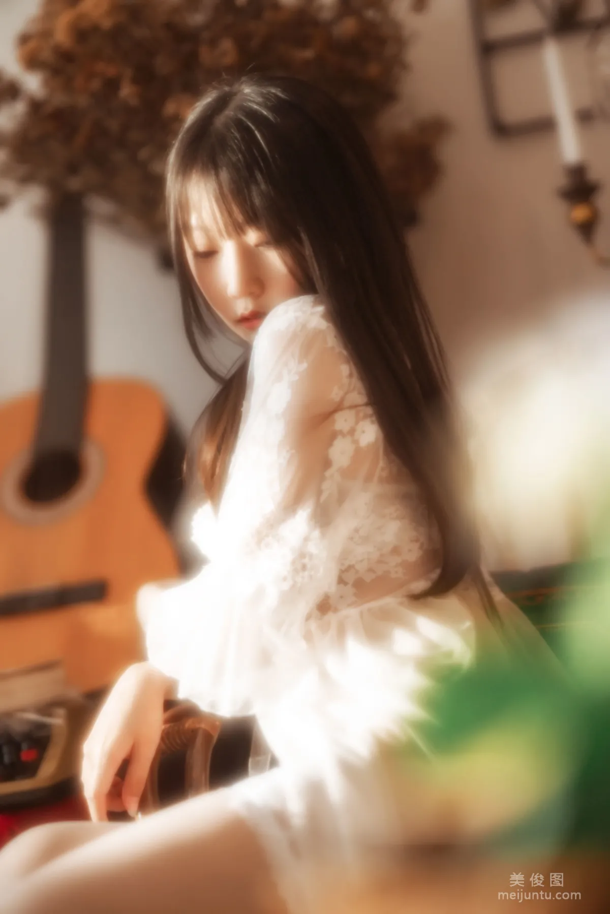 [Web Celebrity COSER] Xiangcao Miaolu Lu, Indoor White Lace Photo Set photo 24