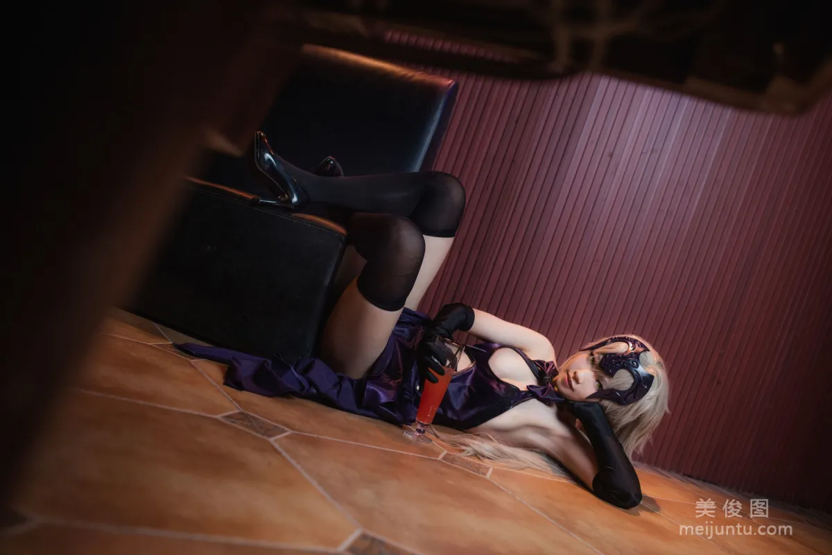 [网红COSER] 肉宅 - 聖夜の晚餐 写真集1