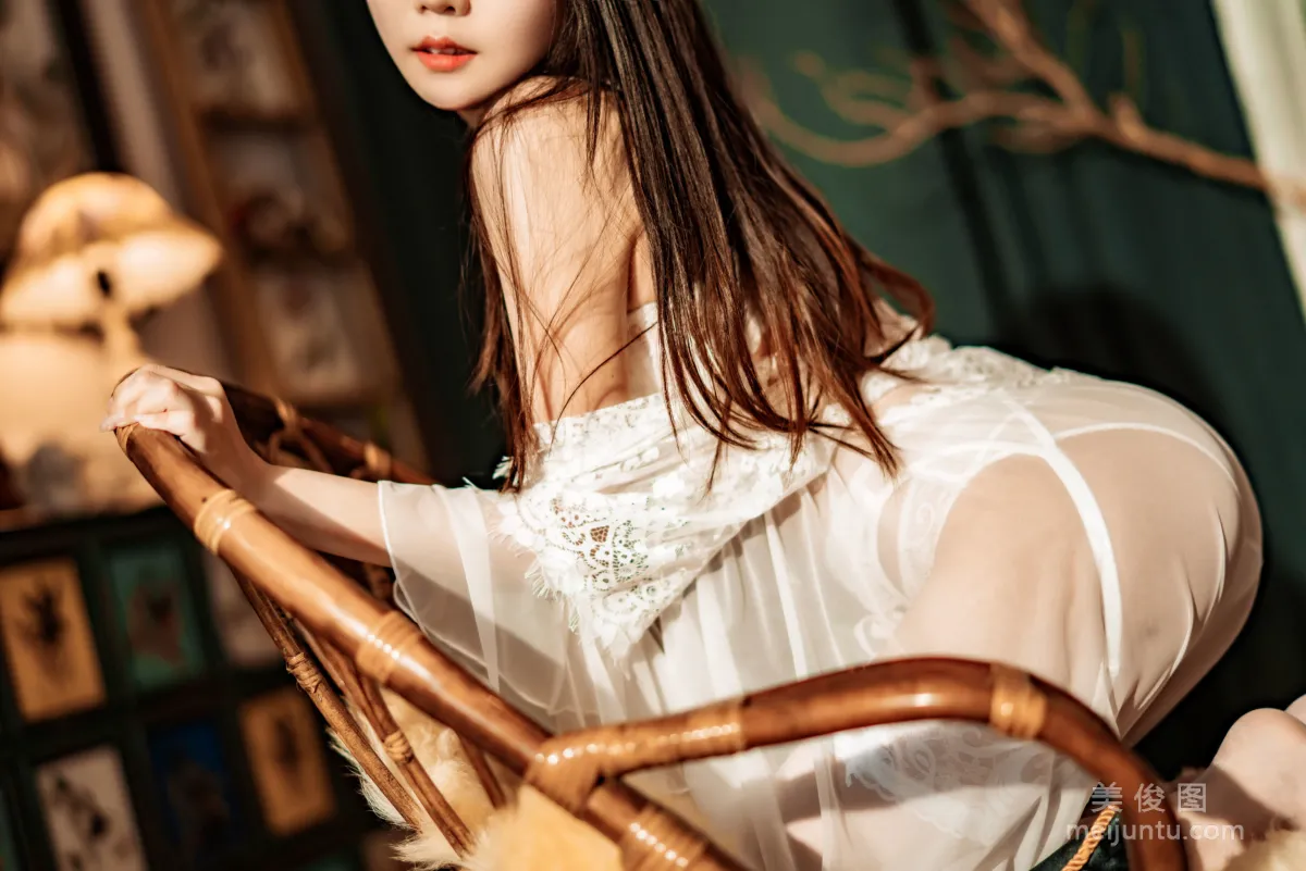 [Web Celebrity COSER] Xiangcao Miaolu Lu, Indoor White Lace Photo Set photo 21