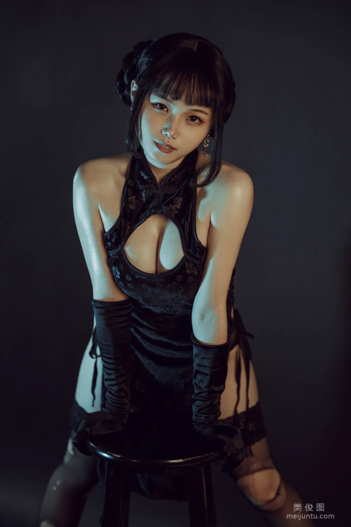 [Web Idols COSER] Qiyue Miaozi - Black Qipao Photo Set photo 31