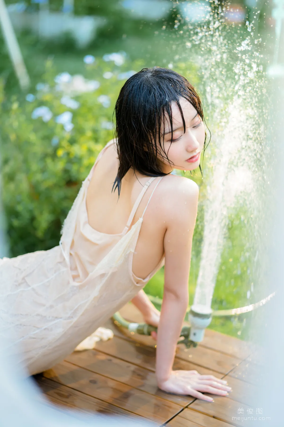 [Web Idol COSER] Mu Mianmian OwO - Moist Breeze Photo Set photo 47