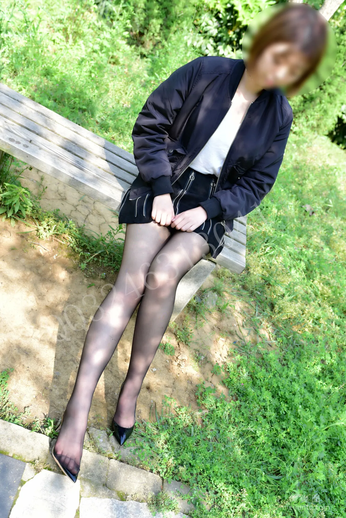 [DaSheng] No.032 Tong Tong - Wearing Black Stockings to Stroll the Park photo 21