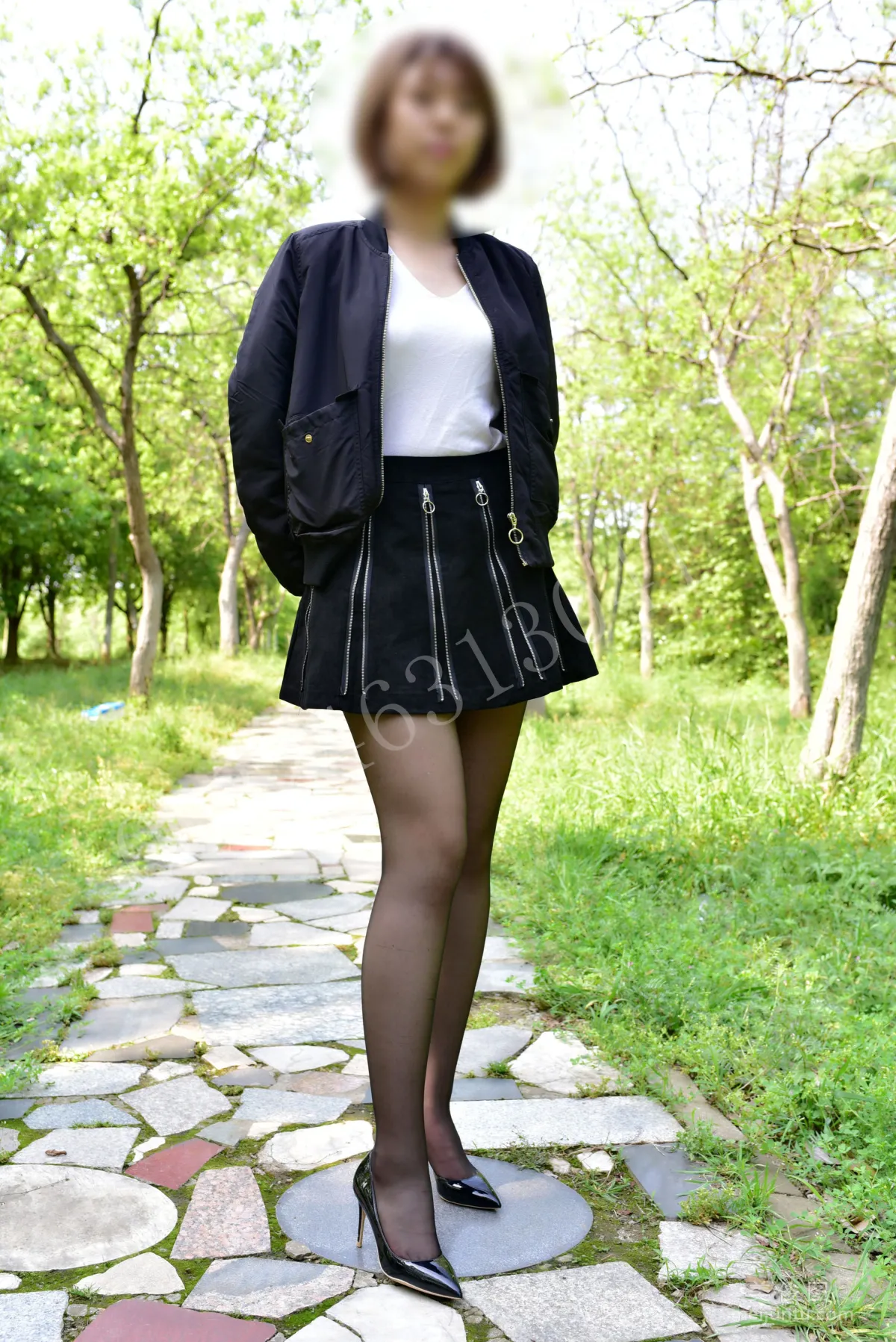 [DaSheng] No.032 Tong Tong - Wearing Black Stockings to Stroll the Park photo 2