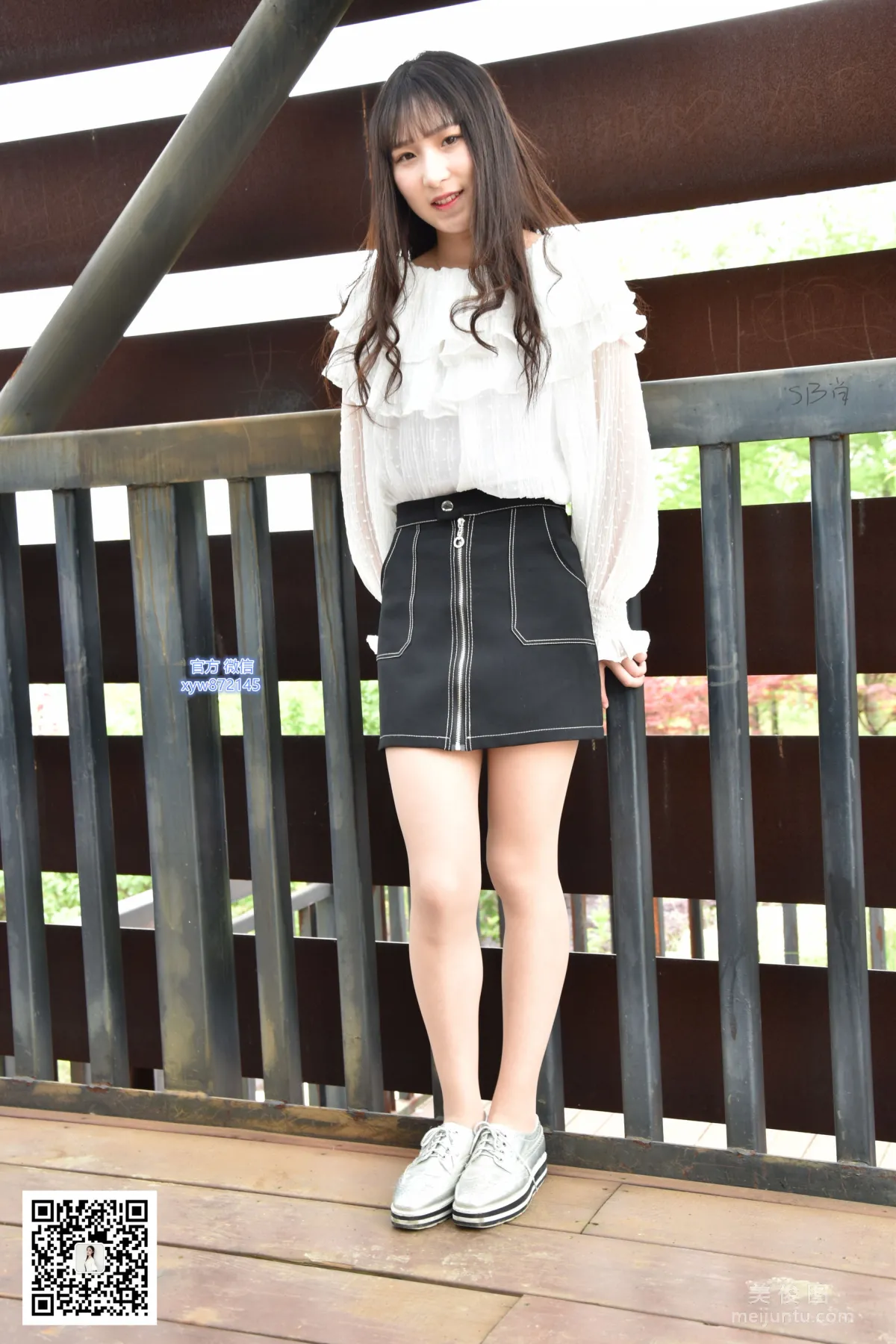[DaSheng] No.015 Qi Qi, Short Skirt and Flesh-Colored Stockings in the Park photo 3