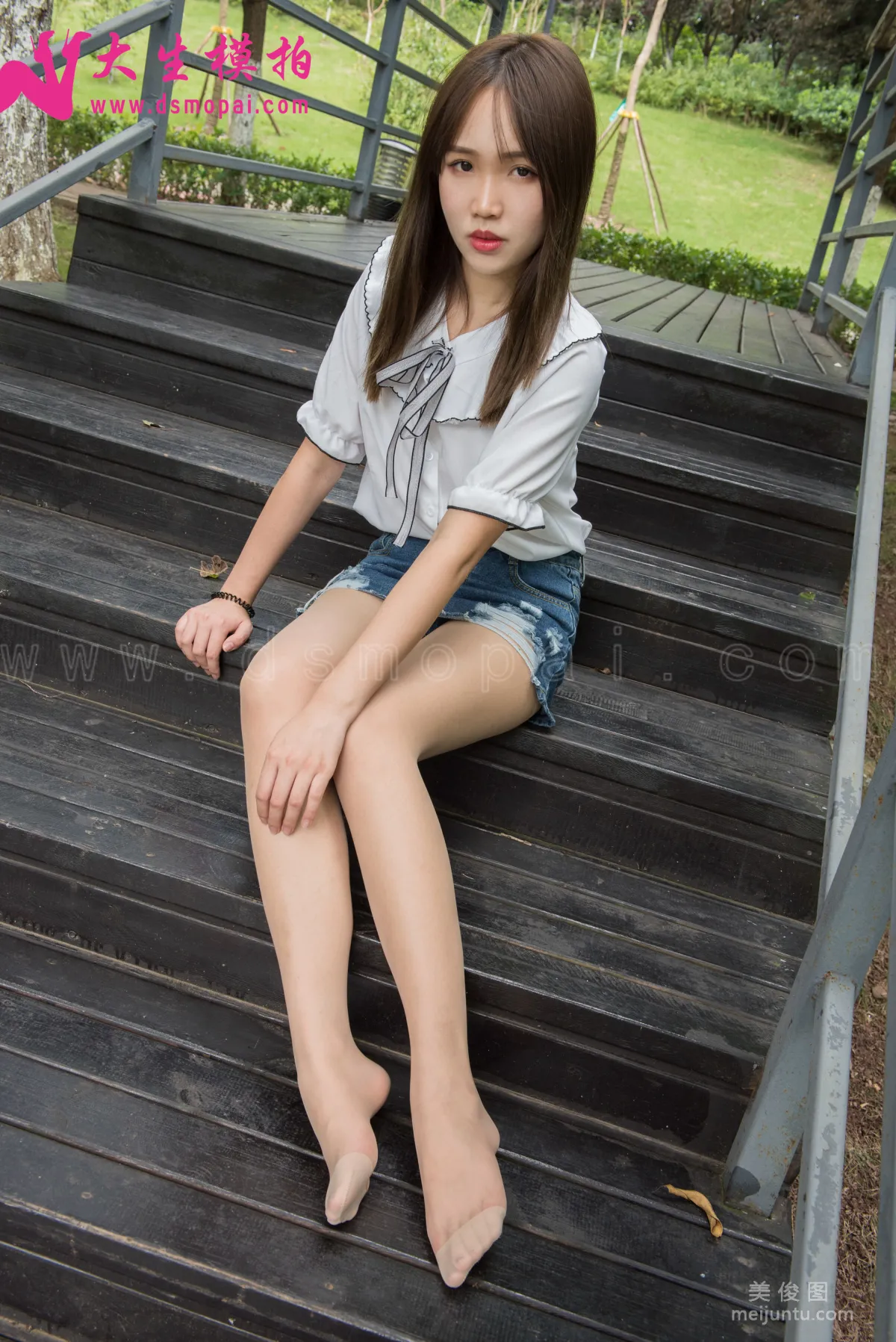 [DaSheng] No.137 Wan Ling, Short Skirt and Sheer Stockings in the Park photo 17