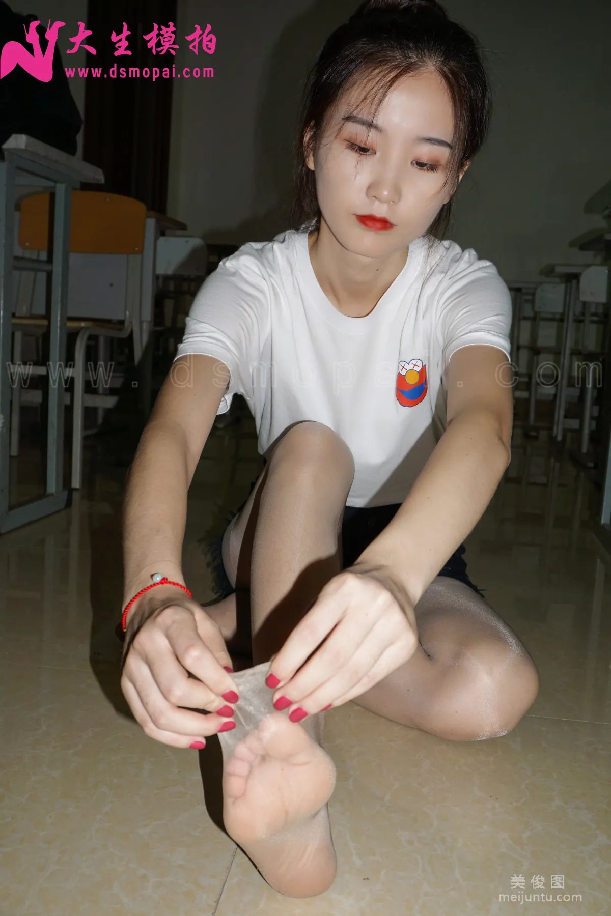 [DaSheng] No.151 You You, Flesh-Colored Stockings Under the Flash photo 50