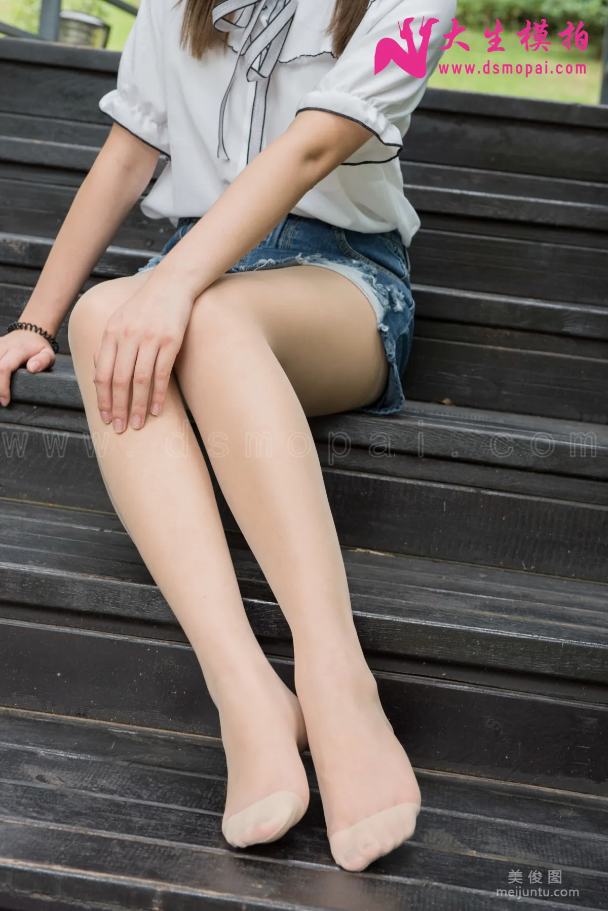 [DaSheng] No.137 Wan Ling, Short Skirt and Sheer Stockings in the Park photo 19