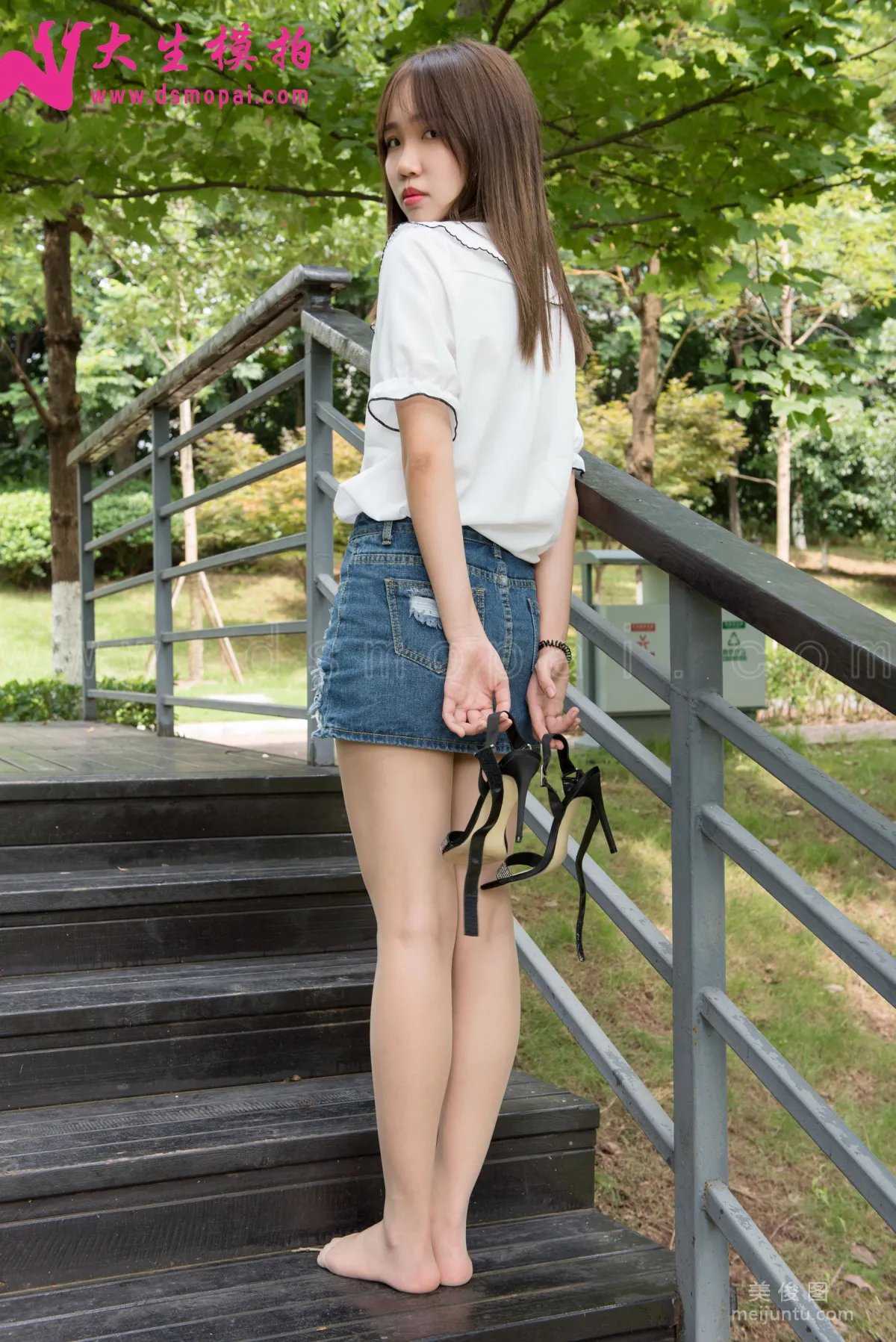 [DaSheng] No.137 Wan Ling, Short Skirt and Sheer Stockings in the Park photo 22